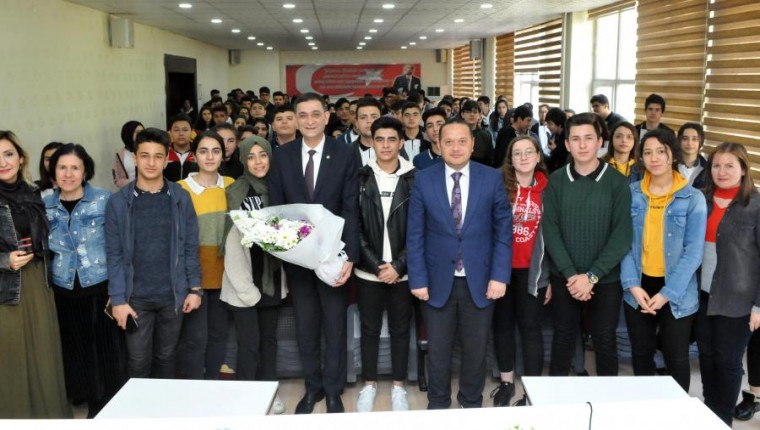 ADNAN ÜNVERDİ:“YAŞAMINIZIN BİR ANLAMI OLMASI İÇİN UĞRUNDA SAVAŞACAĞINIZ BİR HEDEFİNİZ DE OLMALI”