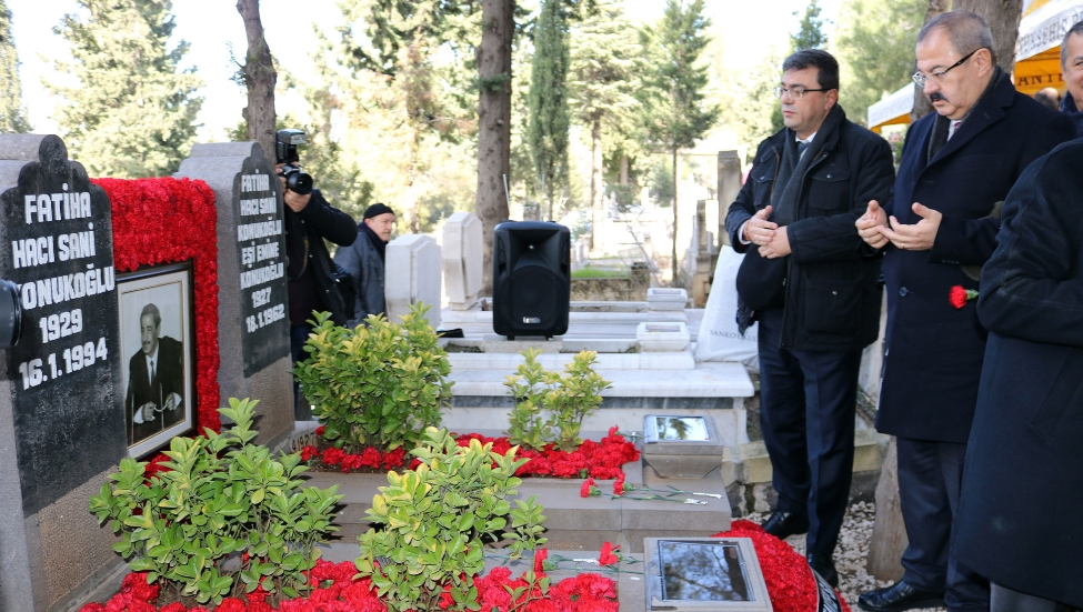 SANİ KONUKOĞLU,VEFATININ 26’NCI YILDÖNÜMÜNDE MEZARI BAŞINDA ANILDI