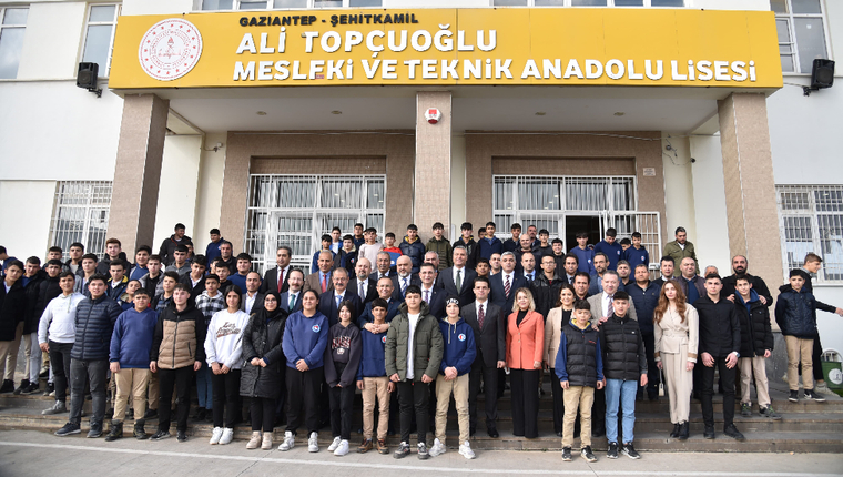 SANAYİCİLERLE MESLEK LİSESİ ÖĞRENCİLERİ BULUŞTU
